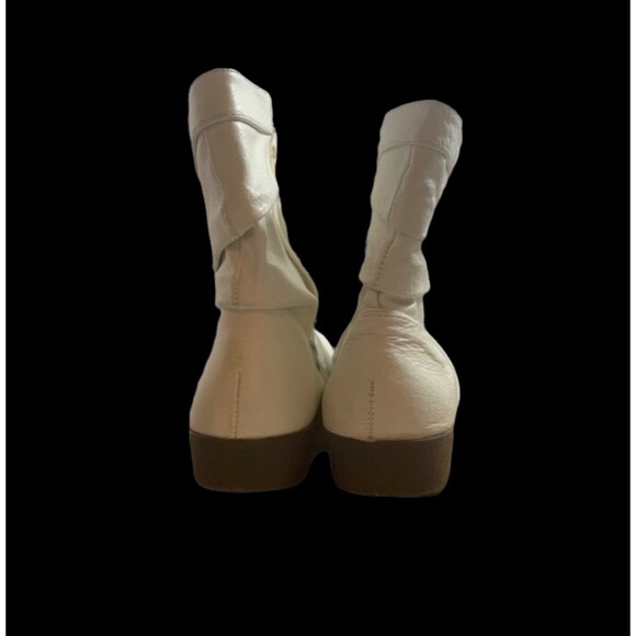 White Ankle Boot, Size 7 1/2 - Picture 2 of 4